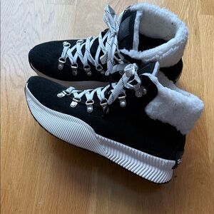 Sorel Out N About III Conquest Black and White Woman’s 9 1/2 Winter Boots